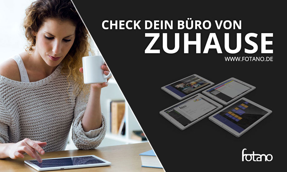 Frau arbeitet zu Hause im HomeOffice am Tablet